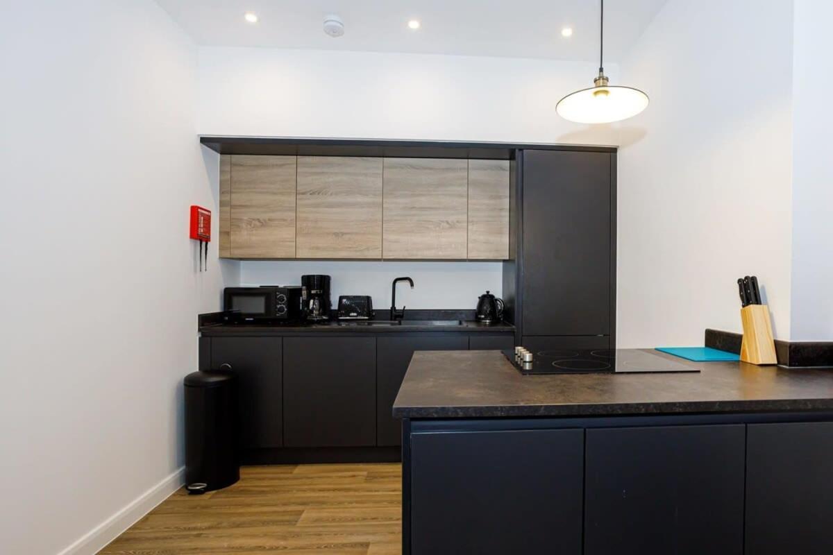 Contemporary 1 Bed Apartment Central Болтон Экстерьер фото