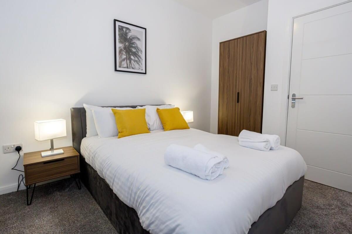 Contemporary 1 Bed Apartment Central Болтон Экстерьер фото