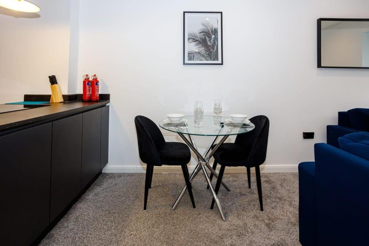 Contemporary 1 Bed Apartment Central Болтон Экстерьер фото